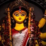 मां सरस्वती, मां दुर्गा और मां लक्ष्मी के वस्त्रों के रंगों का आध्यात्मिक महत्व दर्शाता चित्र