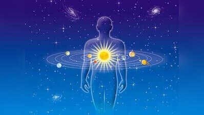 ध्यानमग्न व्यक्ति, चारों ओर संसार की चमक-दमक और बीच में शांति का प्रकाश — माया और आत्मबोध का प्रतीक चित्र