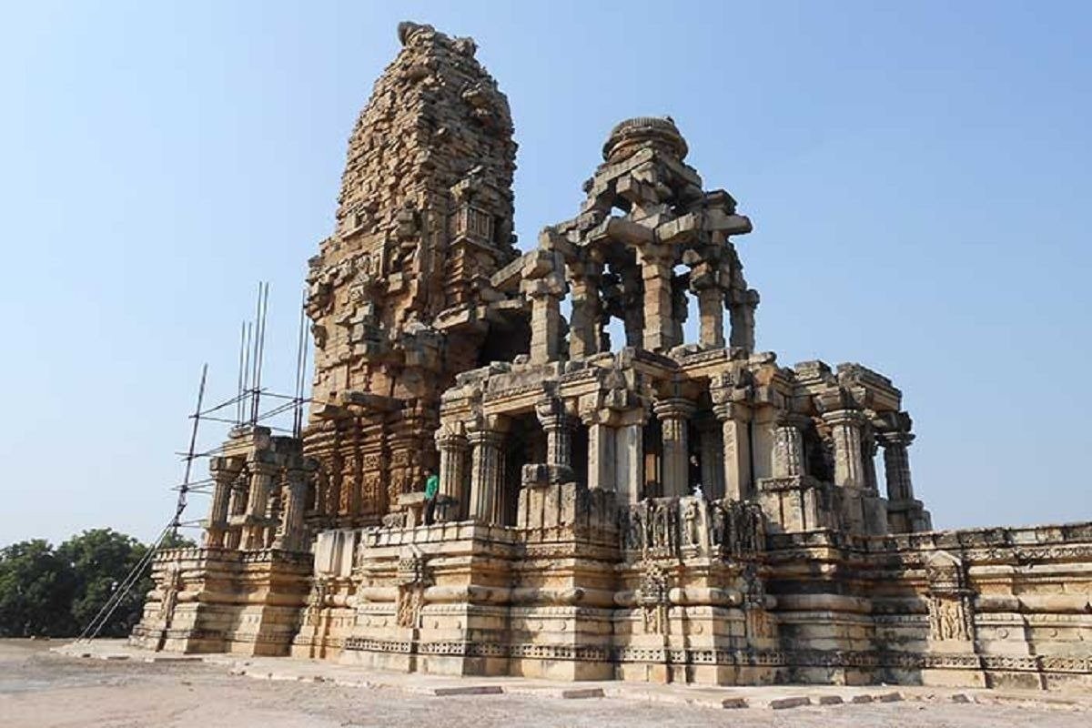 मध्य प्रदेश के मुरैना जिले के सिहोनिया गांव में स्थित प्राचीन ककनमठ शिव मंदिर का ऊँचा पत्थर निर्मित ढांचा