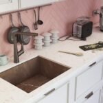 उत्तर-पूर्व दिशा में सही स्थान पर लगा किचन सिंक और गैस चूल्हे से उचित दूरी दर्शाता हुआ आधुनिक रसोईघर