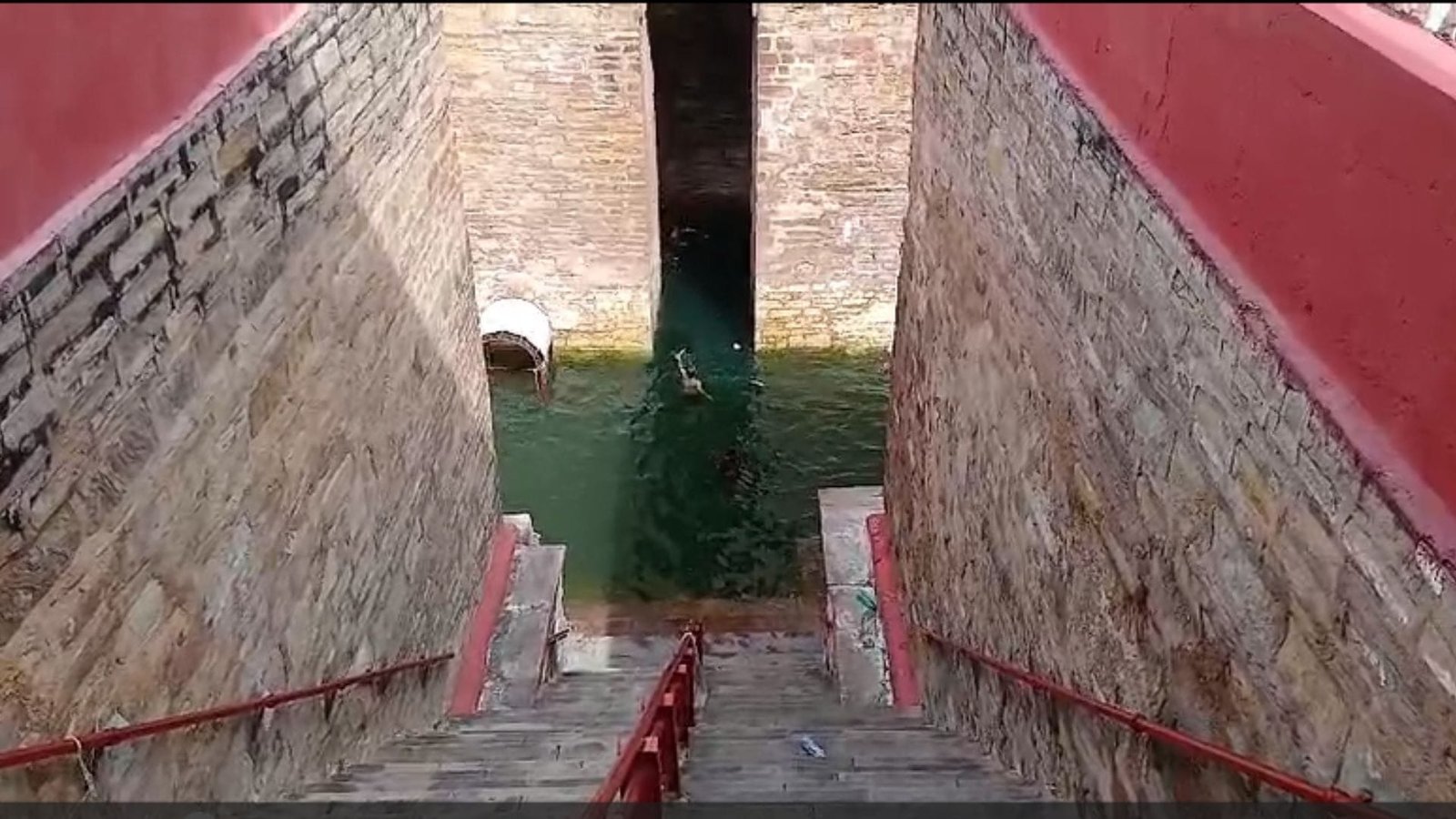 काशी के लोलार्क कुंड में श्रद्धालु सूर्य उपासना और पवित्र स्नान करते हुए