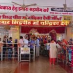 माँ चन्द्रिका देवी मंदिर का मुख्य गर्भगृह, लाल और सुनहरे रंगों में सजाया गया, भक्तों के साथ