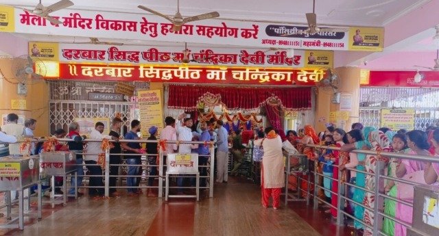 माँ चन्द्रिका देवी मंदिर का मुख्य गर्भगृह, लाल और सुनहरे रंगों में सजाया गया, भक्तों के साथ