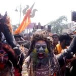 मणिकर्णिका घाट पर मसान होली के दौरान साधु और शिवभक्त भस्म से होली खेलते हुए।