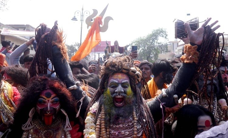 मणिकर्णिका घाट पर मसान होली के दौरान साधु और शिवभक्त भस्म से होली खेलते हुए।