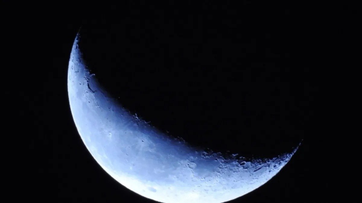 महाशिवरात्रि 2026 पर मकर राशि में चंद्र गोचर का ज्योतिषीय प्रभाव दर्शाती भगवान शिव और चंद्रमा की आध्यात्मिक छवि