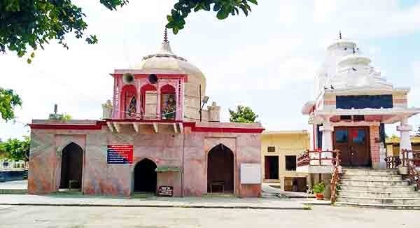 गढ़मुक्तेश्वर मंदिर हापुड़ में गंगा तट पर स्थित प्राचीन शिव मंदिर
