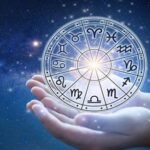 12 राशियों के प्रतीकों के साथ राशि चक्र दर्शाता ज्योतिषीय चित्र, जो नाम राशि के अनुसार संबंध तालमेल को दर्शाता है