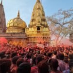 वाराणसी में रंगभरी एकादशी पर बाबा विश्वनाथ को गुलाल चढ़ाते हुए श्रद्धालु