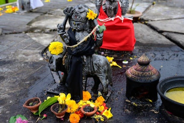 शनिवार के उपाय शनिदेव की पूजा, शनि दोष निवारण और साढ़ेसाती से राहत के उपाय