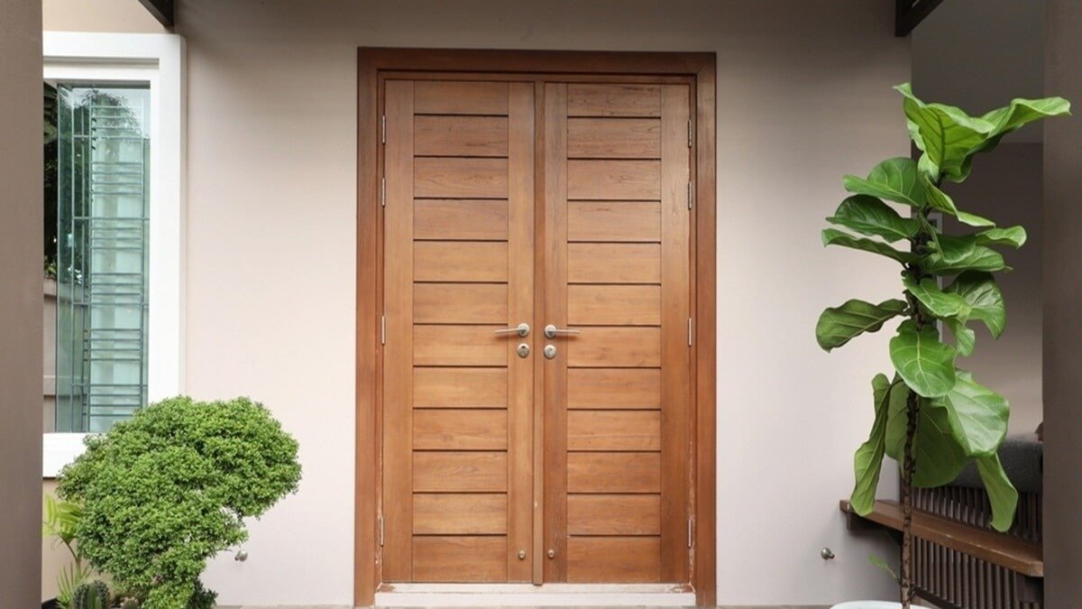 वास्तु अनुसार सजे घर के मुख्य द्वार पर तोरण, दीपक और हरियाली के साथ सकारात्मक ऊर्जा का प्रवेश