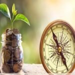 धन बचत के लिए वास्तु उपाय दर्शाता हुआ घर का स्वच्छ उत्तर दिशा क्षेत्र और मुख्य द्वार पर जलता हुआ दीपक