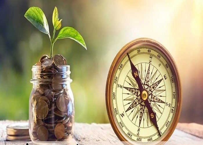 धन बचत के लिए वास्तु उपाय दर्शाता हुआ घर का स्वच्छ उत्तर दिशा क्षेत्र और मुख्य द्वार पर जलता हुआ दीपक