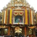 पुणे के प्रसिद्ध डगडूशेठ हलवाई गणपति मंदिर में सोने के आभूषणों से सजी भगवान गणेश की भव्य मूर्ति