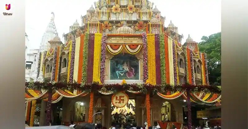 पुणे के प्रसिद्ध डगडूशेठ हलवाई गणपति मंदिर में सोने के आभूषणों से सजी भगवान गणेश की भव्य मूर्ति