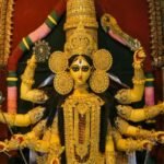 मां दुर्गा की पूजा के लिए चैत्र नवरात्रि में घर में शुभ वस्तुएं जैसे मिट्टी का कलश, जौ, लाल चुनरी, नारियल और घी का दीपक