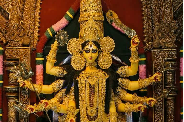 मां दुर्गा की पूजा के लिए चैत्र नवरात्रि में घर में शुभ वस्तुएं जैसे मिट्टी का कलश, जौ, लाल चुनरी, नारियल और घी का दीपक