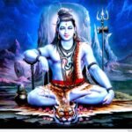 सोम प्रदोष व्रत और रवि योग के दिन भगवान शिव की पूजा करते हुए भक्त