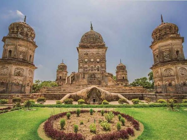 नर्मदेश्वर महादेव मंदिर, ओयल लखीमपुर खीरी – भगवान शिव मेंढक की पीठ पर विराजमान, खड़ी मुद्रा में नंदी महाराज