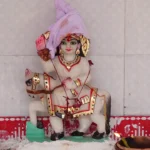 गोलू देवता मंदिर की दीवारों और छतों पर लटकी हजारों घंटियों की तस्वीर, जहाँ भक्त अपनी समस्याएं और मनोकामनाएं भगवान के सामने प्रस्तुत करते हैं।