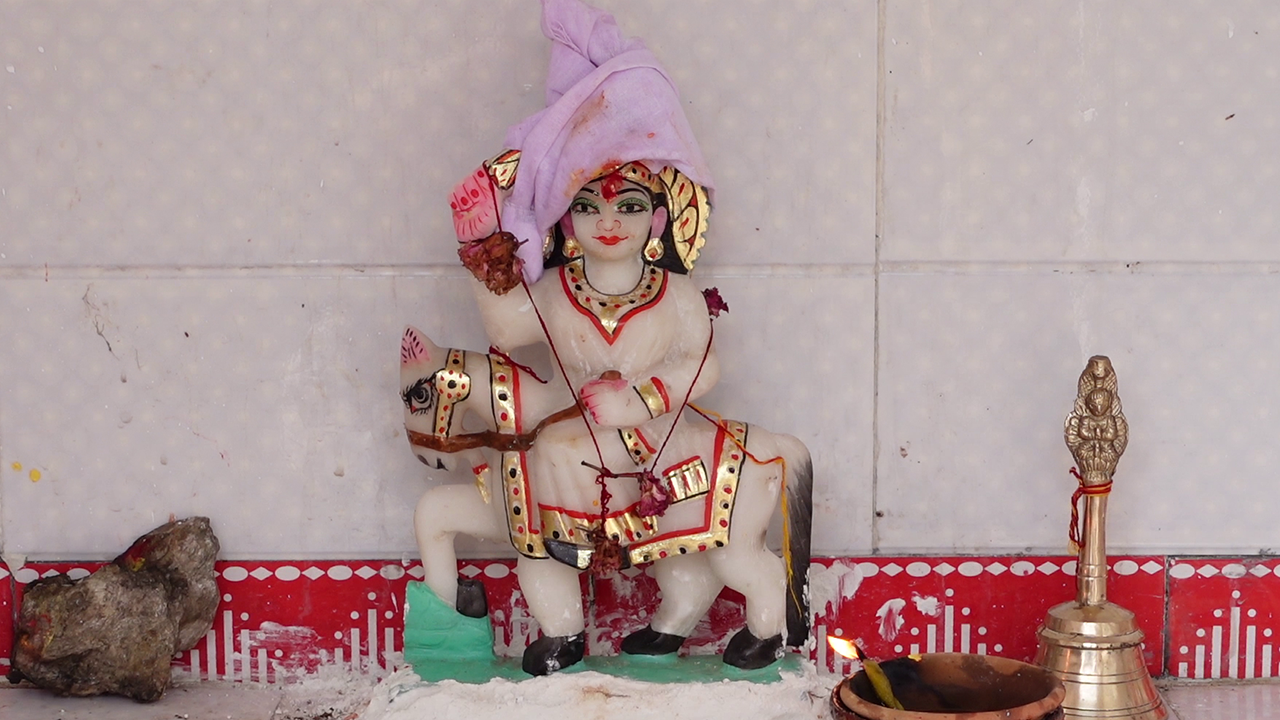 गोलू देवता मंदिर की दीवारों और छतों पर लटकी हजारों घंटियों की तस्वीर, जहाँ भक्त अपनी समस्याएं और मनोकामनाएं भगवान के सामने प्रस्तुत करते हैं।