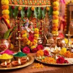 रंग पंचमी पर भगवान श्रीकृष्ण और राधारानी को गुलाल अर्पित करते भक्त