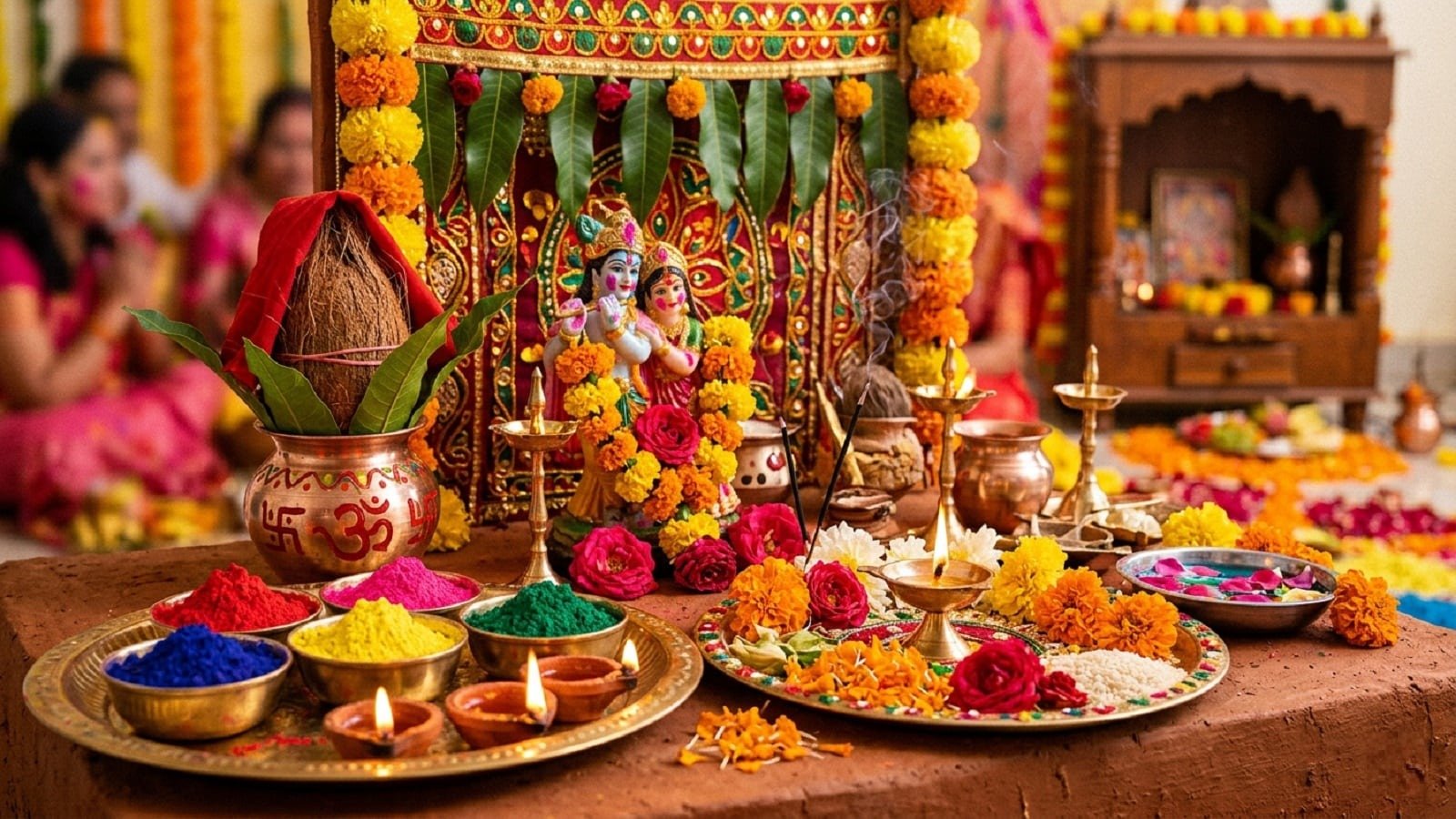 रंग पंचमी पर भगवान श्रीकृष्ण और राधारानी को गुलाल अर्पित करते भक्त