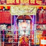 बसौड़ा पर्व के अवसर पर काशीपुर के श्री शीतला माता मंदिर में माता शीतला के दर्शन करते श्रद्धालु