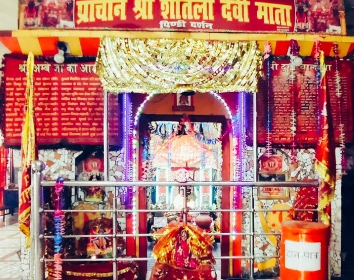 बसौड़ा पर्व के अवसर पर काशीपुर के श्री शीतला माता मंदिर में माता शीतला के दर्शन करते श्रद्धालु