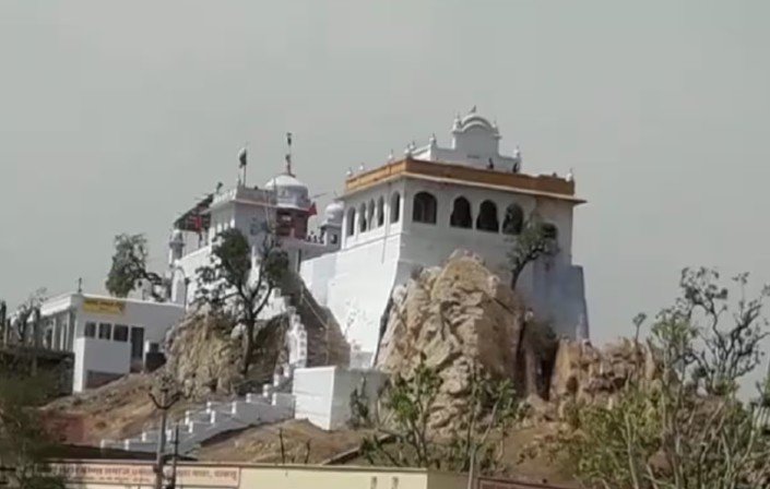 जयपुर की शील की डूंगरी स्थित शीतला माता मंदिर में शीतला अष्टमी पर दर्शन के लिए उमड़े श्रद्धालु