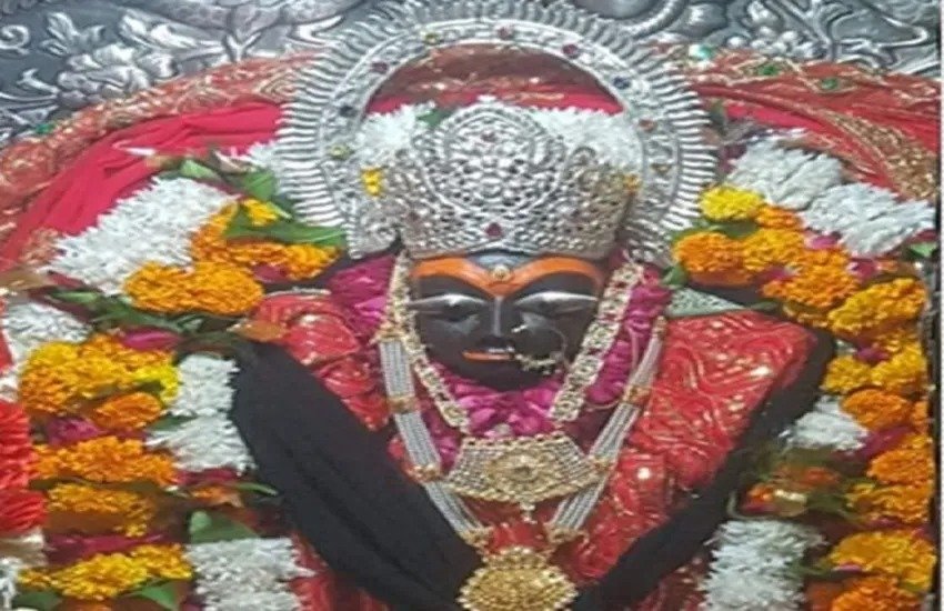 सतना के सिद्धदात्री माता मंदिर में जलती अखंड ज्योतियां और भक्तों की पूजा