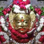 xt: काल भैरव मंदिर, काशी में भक्तों द्वारा मदिरा अर्पित करते हुए