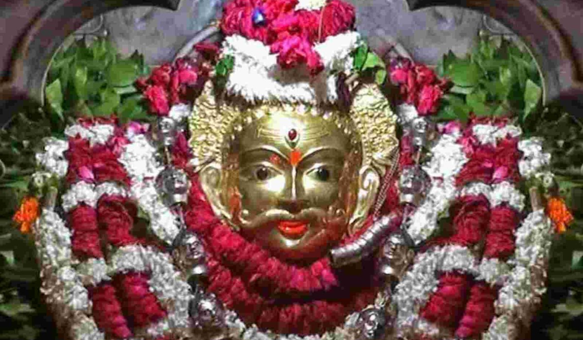 xt: काल भैरव मंदिर, काशी में भक्तों द्वारा मदिरा अर्पित करते हुए