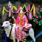 मां शैलपुत्री वृषभ पर विराजमान, हाथ में त्रिशूल और कमल लिए दिव्य स्वरूप