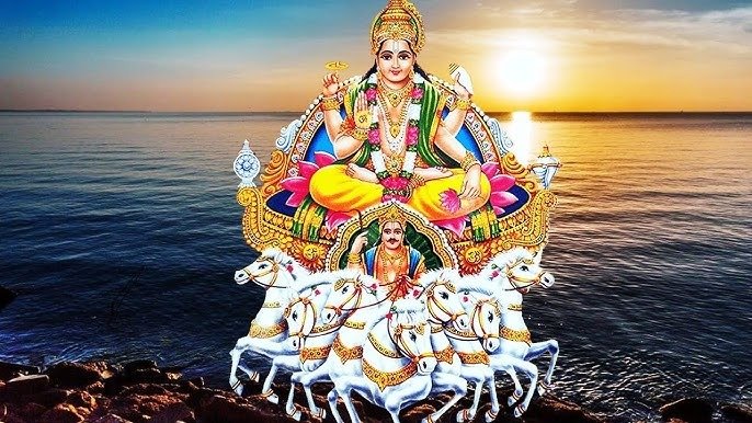 सूर्य देव को अर्घ्य देते हुए भक्त और सूर्य मंत्र का जप