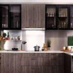 होली से पहले घर की सफाई करते हुए लोग और सूखे पौधे, टूटा शीशा व खराब सामान हटाते हुए दृश्य