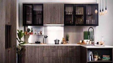 होली से पहले घर की सफाई करते हुए लोग और सूखे पौधे, टूटा शीशा व खराब सामान हटाते हुए दृश्य