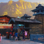 लाखामंडल शिव मंदिर, उत्तराखंड की पहाड़ियों में प्राचीन शिवलिंग के पास श्रद्धालु