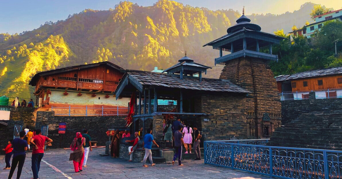 लाखामंडल शिव मंदिर, उत्तराखंड की पहाड़ियों में प्राचीन शिवलिंग के पास श्रद्धालु