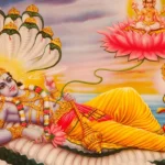 श्री विष्णु भगवान का सुनहरा रूप, पीताम्बर पहनकर, शंख, चक्र, गदा और पद्मधारी, भक्तों के साथ आशीर्वाद देते हुए।