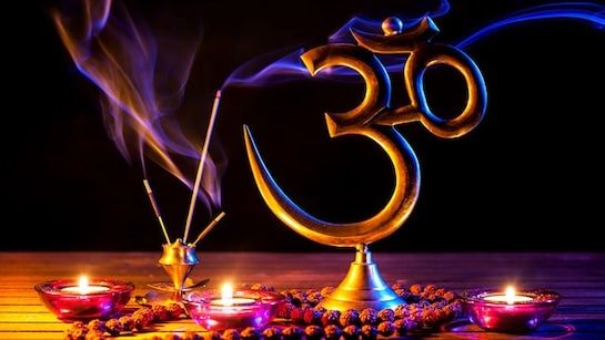 ॐ नमः शिवाय मंत्र का जाप करते हुए भगवान शिव की ध्यानमग्न प्रतिमा