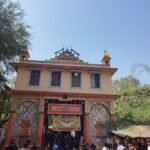 वाराणसी स्थित संकट मोचन हनुमान मंदिर में भगवान हनुमान की दिव्य प्रतिमा और भक्तों की पूजा-अर्चना