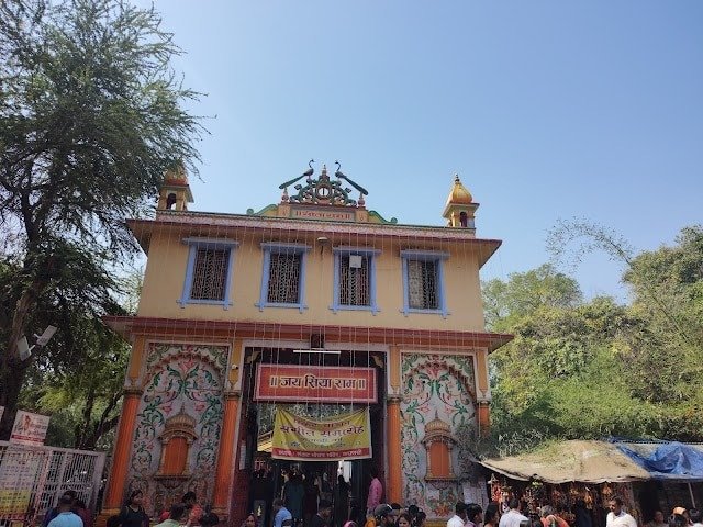 वाराणसी स्थित संकट मोचन हनुमान मंदिर में भगवान हनुमान की दिव्य प्रतिमा और भक्तों की पूजा-अर्चना