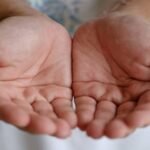 हस्तरेखा विज्ञान में उंगलियों की बनावट से व्यक्तित्व और भविष्य के संकेत