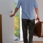 घर से बाहर निकलते समय गाय, मोर, और शुभ संकेतों को दर्शाता चित्र जो शकुन शास्त्र के अनुसार सफलता का प्रतीक है