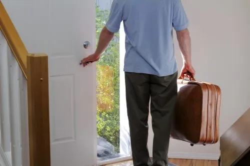 घर से बाहर निकलते समय गाय, मोर, और शुभ संकेतों को दर्शाता चित्र जो शकुन शास्त्र के अनुसार सफलता का प्रतीक है