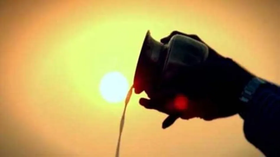 आस्था और कर्म के सरल उपायों के साथ सूर्य अर्घ्य, हनुमान भक्ति और लक्ष्मी पूजा का दृश्य