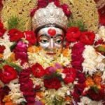 काशी के दुर्गा घाट स्थित माँ ब्रह्मचारिणी मंदिर में पूजा करते श्रद्धालु, गंगा तट के पास दिव्य वातावरण