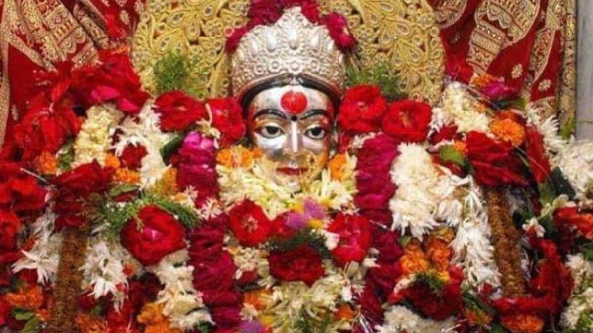 काशी के दुर्गा घाट स्थित माँ ब्रह्मचारिणी मंदिर में पूजा करते श्रद्धालु, गंगा तट के पास दिव्य वातावरण