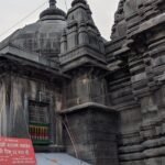 विष्णुपद मंदिर में भगवान विष्णु के पवित्र पदचिह्न का दर्शन करते श्रद्धालु, फल्गु नदी तट स्थित प्राचीन मंदिर का दृश्य।